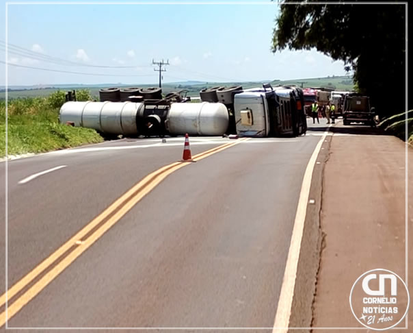 Vazamento de produto químico após acidente interdita BR-369, em Bandeirantes