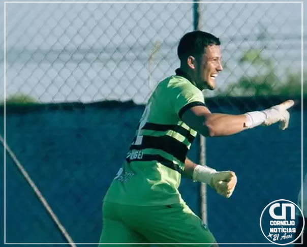 Vídeo mostra arqueiro do Coritiba marcando gol surpreendente contra adversário