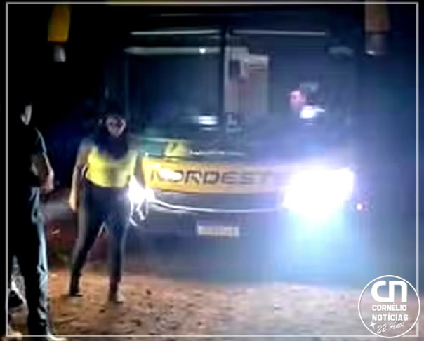 Ladrões armados assaltam ônibus com 45 passageiros, no Paraná