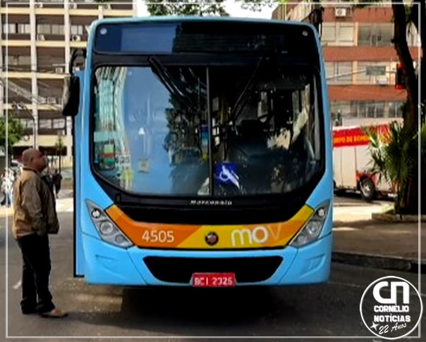Mulher fica presa sob ônibus em acidente no centro da cidade