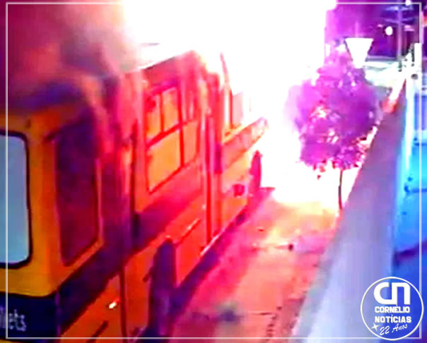 Suspeitos colocam fogo em ônibus de transporte escolar e motivação surpreende