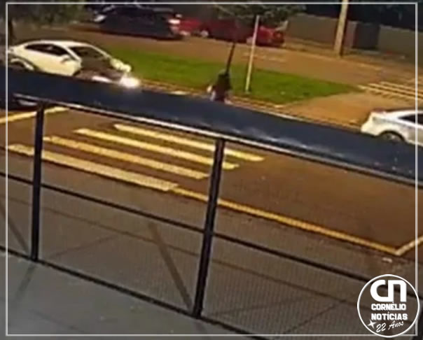 Câmera de segurança flagra momento em que mulher é atropelada por moto