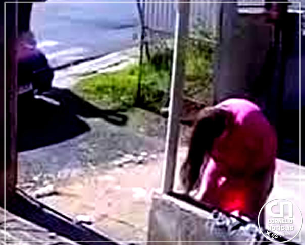 Bebê apressado não espera e mãe da a luz na varanda de casa