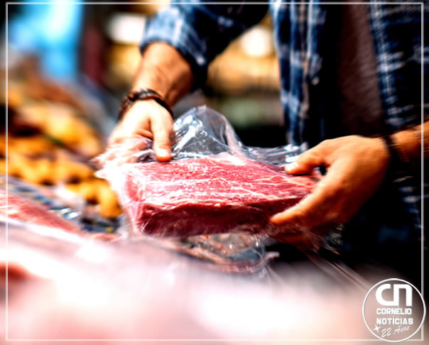 Homem é flagrado furtando peças de picanha em mercado na região central