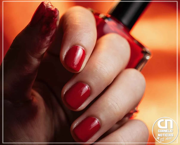 Homem ateia fogo na esposa por ela ter pintado as unhas de vermelho