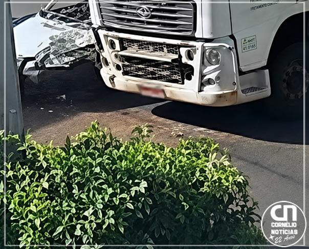 Vídeo mostra colisão entre carro e carreta no centro de Apucarana