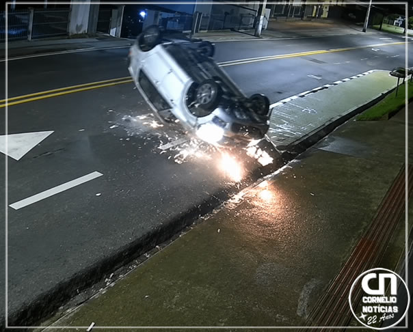 Carro capota e segue viagem após acidente em Santa Catarina