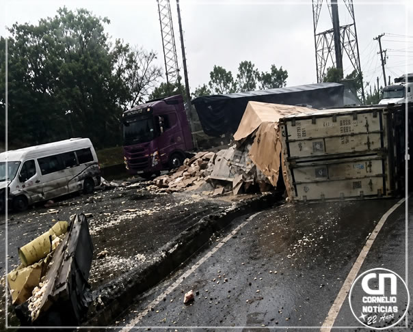 Motorista morre após caminhão tombar e atingir van na BR-277, em Morretes