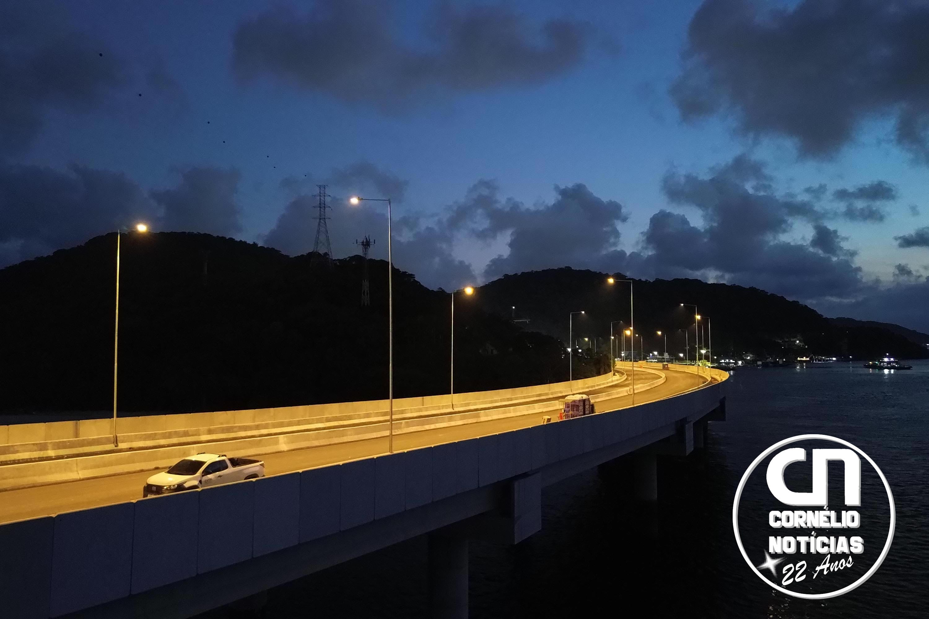 Ponte no litoral ganha iluminação e testes revelam como será o visual à noite