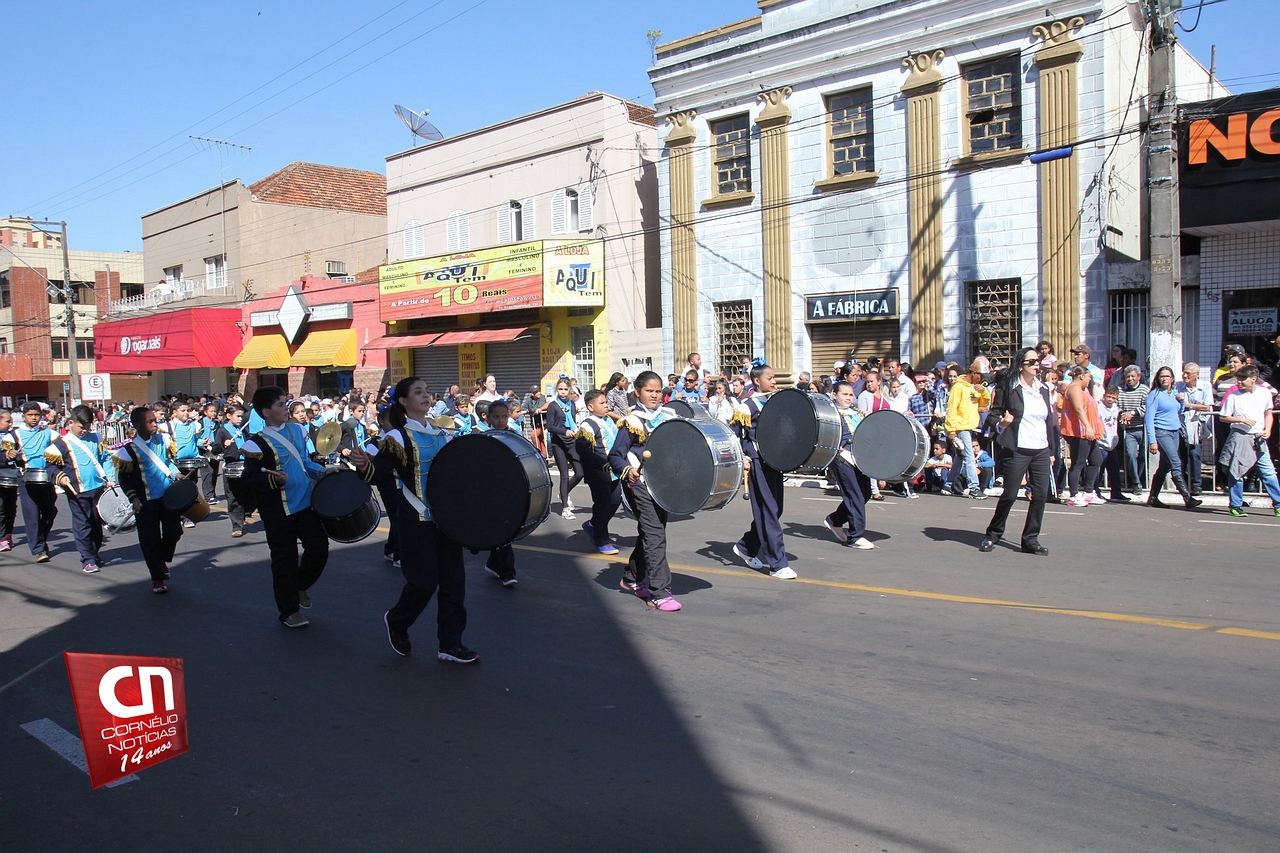 Desfile de 7 de Setembro leva mais de 20 mil pessoas na avenida XV de Novembro, em Cornélio Procópio