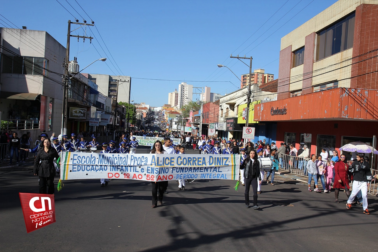 Desfile de 7 de Setembro leva mais de 20 mil pessoas na avenida XV de Novembro, em Cornélio Procópio