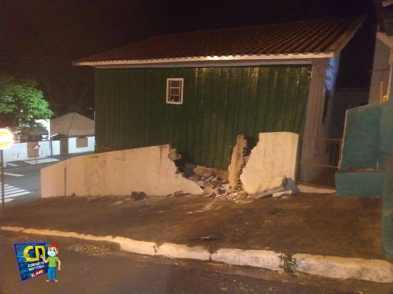 Em Cornélio Procópio, carro desgovernado desce ladeira da Rua Portugal com criança presa na cadeira de segurança